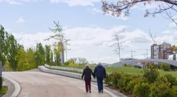 Wandelen, links of rechts van de weg?